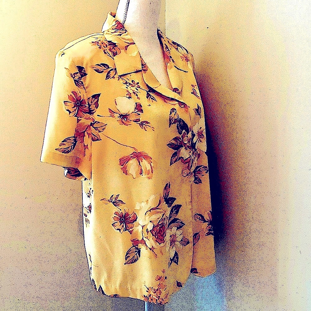 🎁 New Silky BLOUSE W/ DETAIL - 18 NWOT